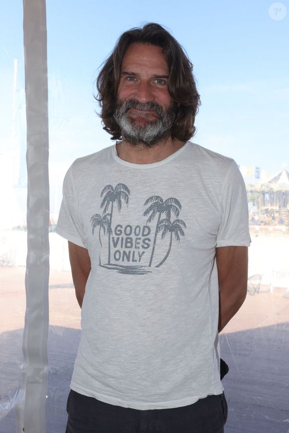Cet épisode l’a poussé à entamer une introspection, donnant naissance à "Un homme seul", son livre le plus intime...

Exclusif - Frédéric Beigbeder pour la signature de son livre "Conféssions d'un hétérosexuel légèrement dépassé" le 6 mai 2023 à Arcachon, lors du Rendez vous littéraire "La plage aux écrivains". © Jean-Marc Lhomer / Bestimage