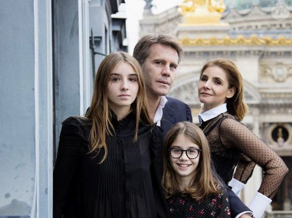 Carte de voeux de la famille princière de Savoie pour l'année 2020 le 1er janvier 2020.
La princesse Vittora, princesse de Carignano et marquise d’Ivrée et sa sœur, la princesse Luisa, princesse de Quiers et comtesse de Salemi, devant leurs parents, le prince Emmanuel-Philibert, prince de Venise et son épouse, la princesse Clotilde
© Real Casa di Savoia via Bestimage