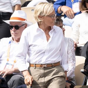 Muriel Robin en tribunes lors de la finale messieurs des Internationaux de France de Tennis de Roland Garros 2025 (jour 15), à Paris, France, le 8 juin 2025. © Cyril Moreau/Bestimage