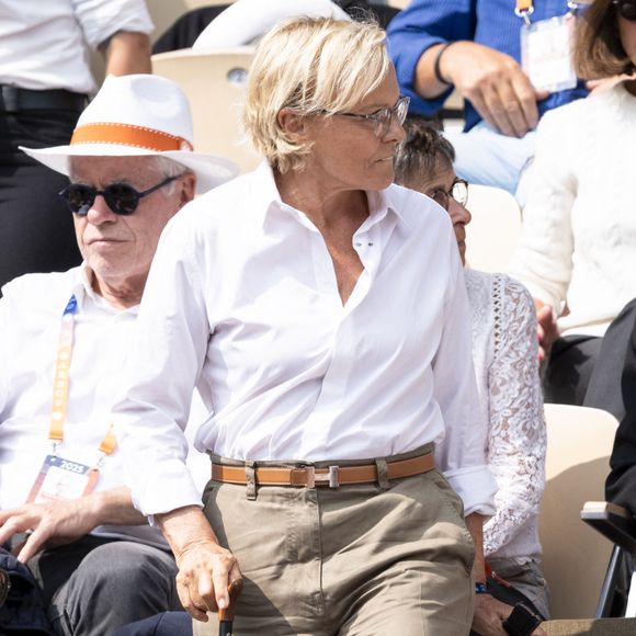 Muriel Robin en tribunes lors de la finale messieurs des Internationaux de France de Tennis de Roland Garros 2025 (jour 15), à Paris, France, le 8 juin 2025. © Cyril Moreau/Bestimage
