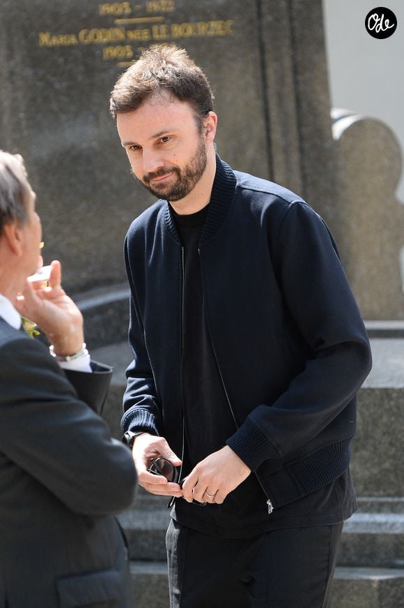 Tom Villa - Les célébrités lors de l'hommage rendu aux obsèques de Françoise Coquet au cimetière de Montmartre à Paris le 24 juillet 2026. Agence / Bestimage