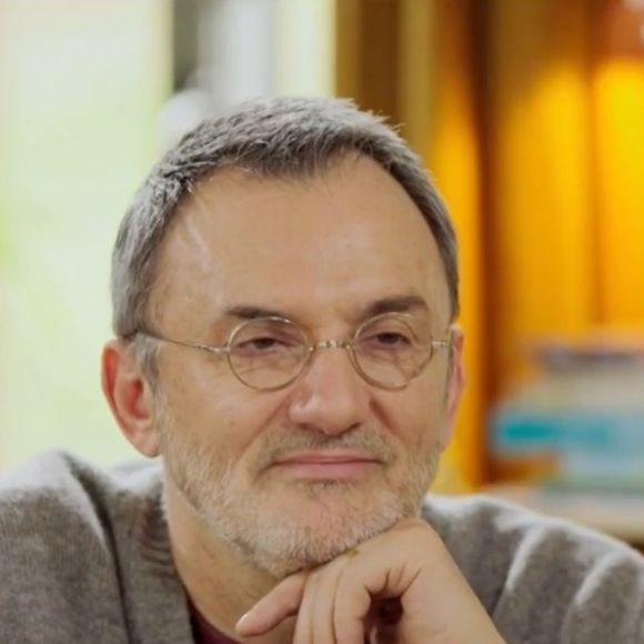 Frédéric Lopez aux commandes d'un nouveau numéro d'un "Dimanche à la campagne" ce 23 mars 2025, diffusé sur France 2 (Capture d'écran).