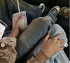 Les publications comprennent aussi une image de leurs mains posées l'une sur l'autre pendant un trajet en voiture

Cameron Smet et sa compagne Joséphine sur les réseaux sociaux Octobre 2026 @TikTok