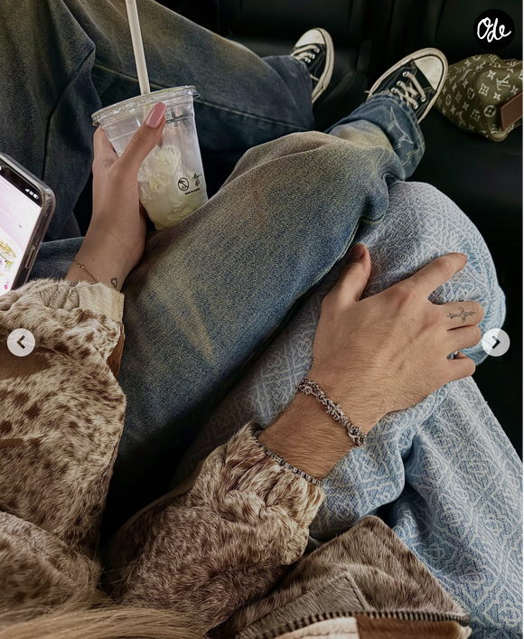 Les publications comprennent aussi une image de leurs mains posées l'une sur l'autre pendant un trajet en voiture

Cameron Smet et sa compagne Joséphine sur les réseaux sociaux Octobre 2026 @TikTok