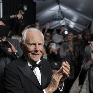 Le célèbre créateur de mode était âgé de 91 ans. 

 Les célébrités au défilé de mode prêt-à-porter printemps-été 2025 de Giorgio Armani ‘’In Viaggio – On a Journey’’ à New York, NY, USA, le 17 octobre 2024. © SGP/Bestimage
