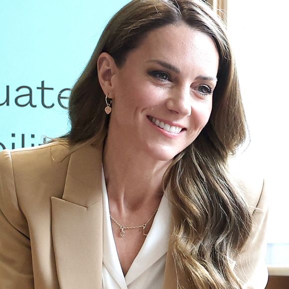 Ce voyage marque un retour progressif à ses engagements publics après ses problèmes de santé récents.

Catherine (Kate) Middleton, princesse de Galles, en visite à l'Université de East London à Londres, le 6 mai 2026, pour le lancement du guide du Centre de la Fondation royale pour le développement socio-émotionnel de la petite enfance.
© Chris Jackson / PA Photo / Bestimage
