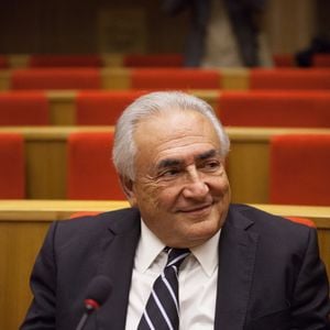 L'ancien directeur du FMI Dominique Strauss-Kahn est entouré de journalistes à son arrivée pour une audition devant une commission d'enquête sur la fuite des capitaux au Sénat français à Paris, le 26 juin 2013.