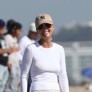 Exclusif - Laeticia Hallyday passe une après-midi à la plage à Los Angeles avec des amies le 24 septembre 2023.
Elles sont arrivées en voiture puis se sont installées sur la plage avec leurs sièges et un grand parasol. Camille Vizzavona (maison Eddera) et Aurelie Julien se sont baignées tandis que Laeticia parcourt le livre de Noémie Sylberg "Vivre après Marc".