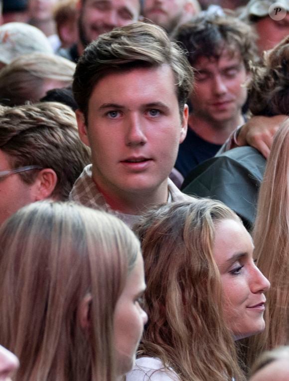 Christian de Danemark n'est plus un coeur à prendre.

Christian de Danemark avec sa supposée petite amie lors d'un festival cet été à Skanderborg le 6 juillet 2025. Photo by Ritzau Scanpix / Bestimage