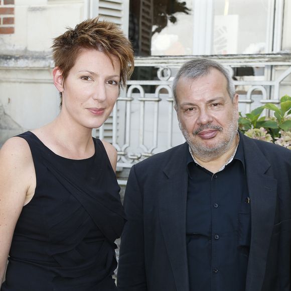 Maman de trois enfants, Eneko, Cosima et Bartolomé, avec le journaliste et critique gastronomique Périco Légasse, Natacha Polony l'a rencontré dans les locaux de Marianne. 

Natacha Polony et son mari Périco Légasse - "La Forêt des livres" à Chanceaux-près-Loches. Christophe Aubert via Bestimage