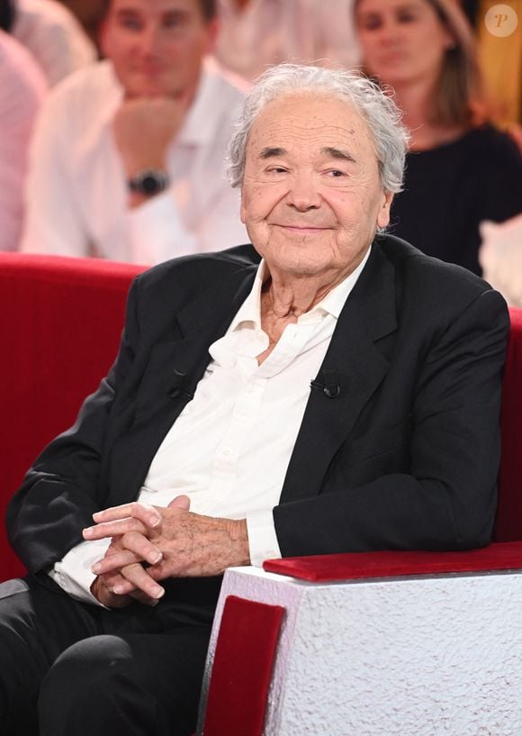 Pierre Perret lors de l'enregistrement de l'émission Vivement Dimanche, au studio Rive gauche, à Paris, France, le 22 octobre 2025, présentée par M.Drucker, diffusée sur France 3 le 16 novembre 2025. © Guillaume Gaffiot/Bestimage
