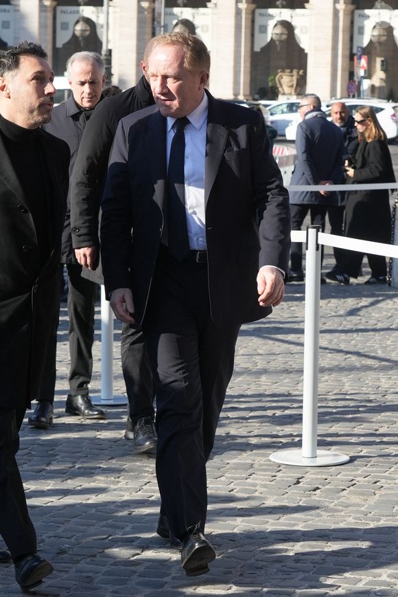 La vente de l’immeuble milanais intervient dans un contexte de restructuration pour Kering, dont le bénéfice net a été divisé par plus de dix en 2025 sous la direction de Luca de Meo.

Rome, ITALIE Des invités sont arrivés pour rendre hommage au légendaire créateur de mode Valentino Garavani lors de ses funérailles à Rome, en Italie. Backgrid UK/ Bestimage