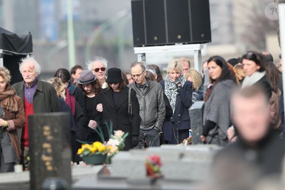 Muriel Bailleul, Maxime Le Forestier et Jean-Jacques Goldman lors des obsèques de Véronique Colucci au cimetière communal de Montrouge, le 12 avril 2018.