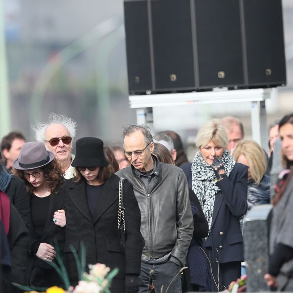 Muriel Bailleul, Maxime Le Forestier et Jean-Jacques Goldman lors des obsèques de Véronique Colucci au cimetière communal de Montrouge, le 12 avril 2018.