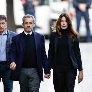 Nicolas Sarkozy, accompagné de sa femme Carla Bruni, sort de son domicile pour être incarcéré à la prison de La Santé à Paris le 21 octobre 2025.
Ce mardi 21 octobre 2025, Nicolas Sarkozy entre en prison. Condamné à cinq ans de prison ferme dans l'affaire du financement libyen, l'ancien président de la République doit purger sa peine à la maison d'arrêt de la Santé, à Paris.

© Moreau / Jacovides / Bestimage