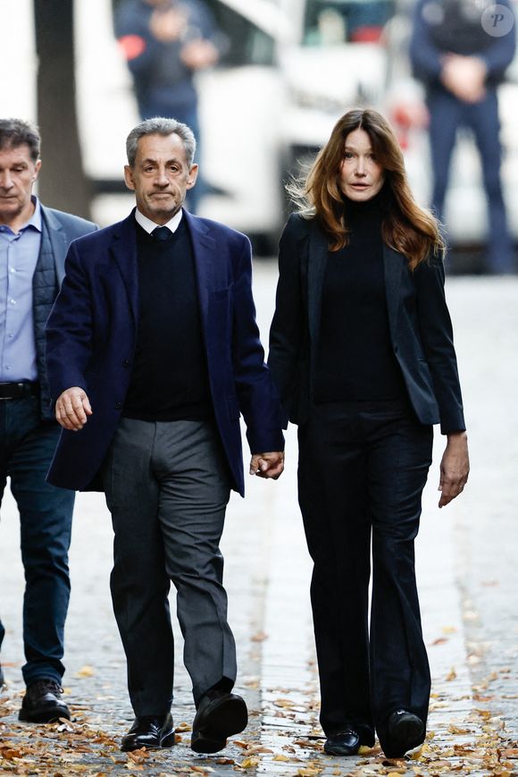 Nicolas Sarkozy, accompagné de sa femme Carla Bruni, sort de son domicile pour être incarcéré à la prison de La Santé à Paris le 21 octobre 2025.
Ce mardi 21 octobre 2025, Nicolas Sarkozy entre en prison. Condamné à cinq ans de prison ferme dans l'affaire du financement libyen, l'ancien président de la République doit purger sa peine à la maison d'arrêt de la Santé, à Paris.

© Moreau / Jacovides / Bestimage