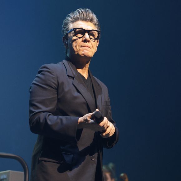 Le report est dû à une contrainte de temps : deux à trois semaines de répétitions manquaient avant janvier. 

Exclusif - Marc Lavoine en concert à la Seine musicale de Boulogne-Billancourt, France, le 17 mai 2025. © Coadic Guirec/Bestimage