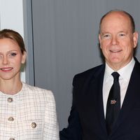 Charlene de Monaco, Albert et leurs enfants Gabriella et Jacques d'un chic absolu, un cinquième membre de la famille pose auprès d'eux