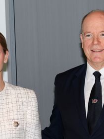 Charlene de Monaco, Albert et leurs enfants Gabriella et Jacques d'un chic absolu, un cinquième membre de la famille pose auprès d'eux