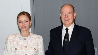 Charlene de Monaco, Albert et leurs enfants Gabriella et Jacques d'un chic absolu, un cinquième membre de la famille pose auprès d'eux