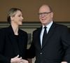 La princesse Charlene de Monaco et le prince Albert II de Monaco ont assisté, en compagnie de Gareth Wittstock, Tendai Mtawarian, le parrain de cette édition, et Thierry Dantez, le vice président de la fédération de rugby monégasque, à la finale de la 13eme éditon du Tournoi Saint Devote de rugby au Stade Louis II de Monaco, le 26 avril 2025. La princesse Charlene a remis le prix du meilleur joueur ainsi que le Trophée Sainte Dévote à l’équipe de Monaco, après leur victoire la veille face à Lucciana (Corse) et le prince Albert a récompensé les vainqueurs en remettant aux Français de l'équipe de Montpellier le Trophée du Tournoi après leur victoire 2 à 0 contre les Anglais.
Organisée par la Fédération Monégasque de Rugby, en partenariat avec la Fondation Princesse Charlène de Monaco, cette compétition internationale de rugby à 7 est un événement sportif de référence à destination des jeunes joueurs de moins de 12 ans du monde entier. Cette année 24 équipes venues de 21 pays sont engagées : l’Afrique du Sud, l’Angleterre, la Principauté d’Andorre, l’Argentine, la Belgique, les Emirats Arabes Unis, l’Ecosse, l’Equateur, l’Espagne, les Etats-Unis, la France, la Géorgie, la Grèce, l’Ile Maurice, l’Inde, l’Italie, le Luxembourg, la Nouvelle Zélande, la Suisse, le Zimbabwe et Monaco. © Bruno Bebert / Bestimage