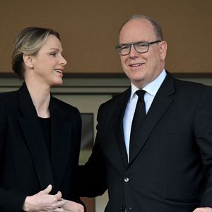 La princesse Charlene de Monaco et le prince Albert II de Monaco ont assisté, en compagnie de Gareth Wittstock, Tendai Mtawarian, le parrain de cette édition, et Thierry Dantez, le vice président de la fédération de rugby monégasque, à la finale de la 13eme éditon du Tournoi Saint Devote de rugby au Stade Louis II de Monaco, le 26 avril 2025. La princesse Charlene a remis le prix du meilleur joueur ainsi que le Trophée Sainte Dévote à l’équipe de Monaco, après leur victoire la veille face à Lucciana (Corse) et le prince Albert a récompensé les vainqueurs en remettant aux Français de l'équipe de Montpellier le Trophée du Tournoi après leur victoire 2 à 0 contre les Anglais.
Organisée par la Fédération Monégasque de Rugby, en partenariat avec la Fondation Princesse Charlène de Monaco, cette compétition internationale de rugby à 7 est un événement sportif de référence à destination des jeunes joueurs de moins de 12 ans du monde entier. Cette année 24 équipes venues de 21 pays sont engagées : l’Afrique du Sud, l’Angleterre, la Principauté d’Andorre, l’Argentine, la Belgique, les Emirats Arabes Unis, l’Ecosse, l’Equateur, l’Espagne, les Etats-Unis, la France, la Géorgie, la Grèce, l’Ile Maurice, l’Inde, l’Italie, le Luxembourg, la Nouvelle Zélande, la Suisse, le Zimbabwe et Monaco. © Bruno Bebert / Bestimage