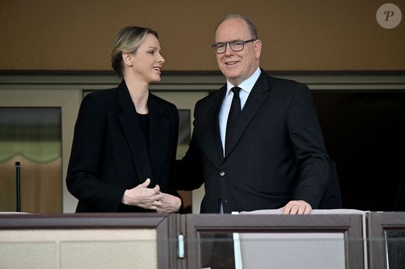 La princesse Charlene de Monaco et le prince Albert II de Monaco ont assisté, en compagnie de Gareth Wittstock, Tendai Mtawarian, le parrain de cette édition, et Thierry Dantez, le vice président de la fédération de rugby monégasque, à la finale de la 13eme éditon du Tournoi Saint Devote de rugby au Stade Louis II de Monaco, le 26 avril 2025. La princesse Charlene a remis le prix du meilleur joueur ainsi que le Trophée Sainte Dévote à l’équipe de Monaco, après leur victoire la veille face à Lucciana (Corse) et le prince Albert a récompensé les vainqueurs en remettant aux Français de l'équipe de Montpellier le Trophée du Tournoi après leur victoire 2 à 0 contre les Anglais.
Organisée par la Fédération Monégasque de Rugby, en partenariat avec la Fondation Princesse Charlène de Monaco, cette compétition internationale de rugby à 7 est un événement sportif de référence à destination des jeunes joueurs de moins de 12 ans du monde entier. Cette année 24 équipes venues de 21 pays sont engagées : l’Afrique du Sud, l’Angleterre, la Principauté d’Andorre, l’Argentine, la Belgique, les Emirats Arabes Unis, l’Ecosse, l’Equateur, l’Espagne, les Etats-Unis, la France, la Géorgie, la Grèce, l’Ile Maurice, l’Inde, l’Italie, le Luxembourg, la Nouvelle Zélande, la Suisse, le Zimbabwe et Monaco. © Bruno Bebert / Bestimage
