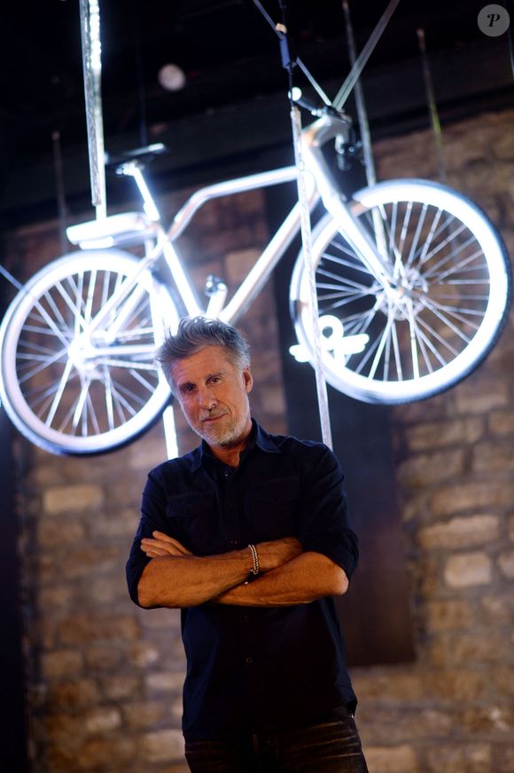 Il s'agit d'Angell, "la jeune pousse française de vélos électriques"

Info - Marc Simoncini annonce la fin d'Angell. Créée en 2018, la startup de vélos électriques connectés Angell, fondée par Marc Simoncini, va s'arrêter. Elle a succombé à des dysfonctionnements récurrents de fabrication, l'empêchant de remplir son contrat avec ses clients. Rachid Bellak / Bestimage