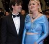 Sur les photos qu'il a publiées, on découvre le jeune homme sur scène en pleine remise de prix, ainsi qu'une somptueuse médaille dorée dans son écrin de la Monnaie de Paris. 

Florian Rossi et sa compagne Louane Emera - Montée des marches du film « The Idol » lors du 76ème Festival International du Film de Cannes, au Palais des Festivals à Cannes. Le 22 mai 2023
© Olivier Borde / Bestimage