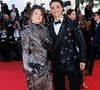 "J'ai une nouvelle à vous partager aujourd'hui", lance-t-elle avant de présenter cette énième mésaventure.

Justine Delapart (Juju Fitcats), Thibaud Delapart - Montée des marches du film « Karma » lors du 79ème Festival International du Film de Cannes, le 15 mai 2026. © Jacovides-Moreau / Bestimage