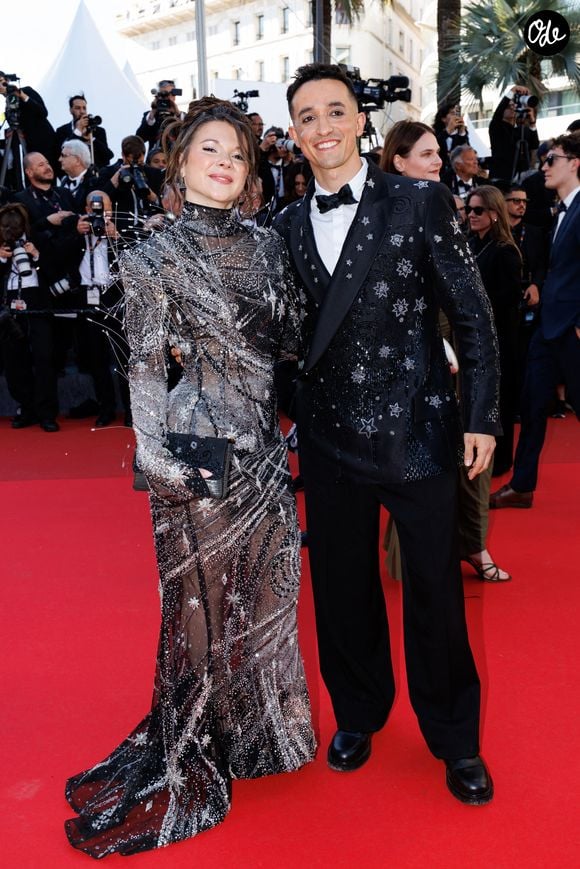 "J'ai une nouvelle à vous partager aujourd'hui", lance-t-elle avant de présenter cette énième mésaventure.

Justine Delapart (Juju Fitcats), Thibaud Delapart - Montée des marches du film « Karma » lors du 79ème Festival International du Film de Cannes, le 15 mai 2026. © Jacovides-Moreau / Bestimage