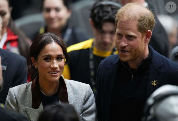 Le prince Harry et son épouse Meghan, le duc et la duchesse de Sussex, rencontrent des spectateurs après avoir assisté à un match de basket-ball en fauteuil roulant entre les États-Unis et le Nigeria lors des Jeux Invictus 2025, à Vancouver, le dimanche 9 février 2025. Dyck Darryl/CP/ABACA