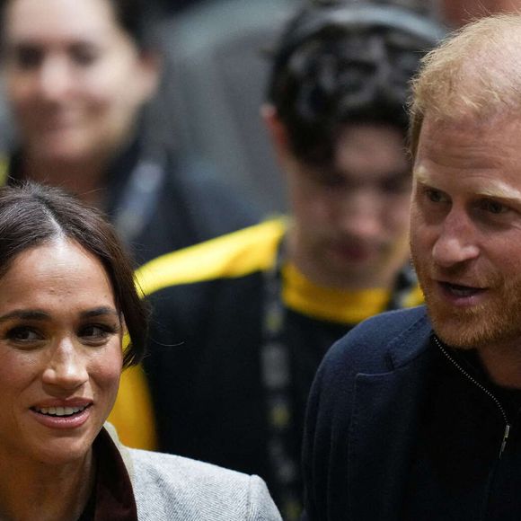 Le prince Harry et son épouse Meghan, le duc et la duchesse de Sussex, rencontrent des spectateurs après avoir assisté à un match de basket-ball en fauteuil roulant entre les États-Unis et le Nigeria lors des Jeux Invictus 2025, à Vancouver, le dimanche 9 février 2025. Dyck Darryl/CP/ABACA