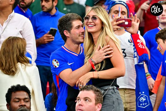 Dylan Deschamps et sa femme Mathilde Cappelaere dans les tribunes de la demi-finale du Championnat d'Europe de football (Euro 2024) entre l'Espagne et la France (2-1) à Munich, Allemagne, le 9 juillet 2024. © Bestimage