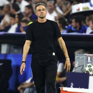 Luis Enrique, entraîneur du PSG, regarde la finale de la Ligue des Champions 2024/2025 entre le Paris Saint Germain et le FC Internazionale au stade Munich Football Arena à Munich (Allemagne), le 31 mai 2025.