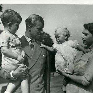 Archive - Photo de famille - La princesse Elisabeth , le prince Philip, duc d'Edimbourg avec leurs enfants le prince Charles et la princesse Anne à Londres en 1951. © Keystone Press Agency/Keystone USA via ZUMAPRESS.com / Bestimage