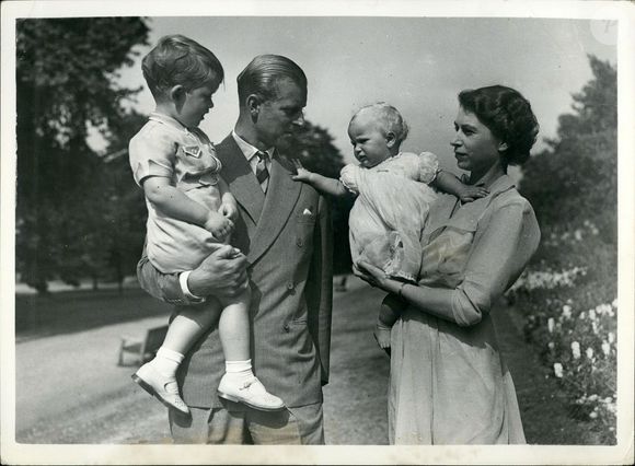 Archive - Photo de famille - La princesse Elisabeth , le prince Philip, duc d'Edimbourg avec leurs enfants le prince Charles et la princesse Anne à Londres en 1951. © Keystone Press Agency/Keystone USA via ZUMAPRESS.com / Bestimage