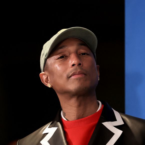 Pharrell Williams s'apprête à réinventer le luxe parisien et s'empare d'un palace historique pour lui donner une seconde vie sous sa vision audacieuse.

Le rappeur, producteur et créateur de mode américain Pharrell Williams reçoit un diplôme de la directrice générale de l'UNESCO A.Azoulay en tant qu'Ambassadeur de bonne volonté de l'UNESCO pour les arts, l'éducation et l'entreprenariat, au siège de l'UNESCO. 
© Stéphane Lemouton / Bestimage