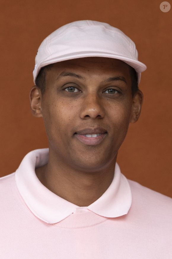Le public a chanté “Joyeux anniversaire”, et le fils de Stromae, âgé de 7 ans, lui a adressé un message émouvant sur scène.

Stromae au village lors des Internationaux de France de Tennis de Roland Garros 2025, à Paris, France, le 8 juin 2025. © Cyril Moreau/Bestimage