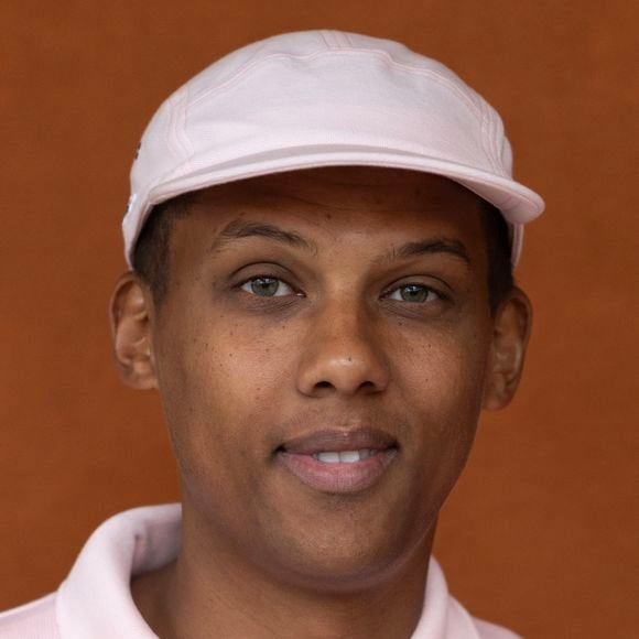 Le public a chanté “Joyeux anniversaire”, et le fils de Stromae, âgé de 7 ans, lui a adressé un message émouvant sur scène.

Stromae au village lors des Internationaux de France de Tennis de Roland Garros 2025, à Paris, France, le 8 juin 2025. © Cyril Moreau/Bestimage