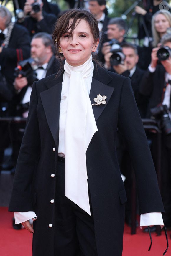 "Je n'avais pas d'argent. Je devais travailler comme caissière. Il fallait que je survive" disait-elle sur Canal+ en 2022. A présent à l'abri financièrement, elle joue la sûreté... 

Juliette Binoche assiste à la première de Amarga Navidad (Noël amer) lors du 79ème Festival de Cannes au Palais des Festivals à Cannes, France, le 19 mai 2026. Crédit Dpa/Abaca