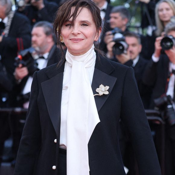 "Je n'avais pas d'argent. Je devais travailler comme caissière. Il fallait que je survive" disait-elle sur Canal+ en 2022. A présent à l'abri financièrement, elle joue la sûreté... 

Juliette Binoche assiste à la première de Amarga Navidad (Noël amer) lors du 79ème Festival de Cannes au Palais des Festivals à Cannes, France, le 19 mai 2026. Crédit Dpa/Abaca