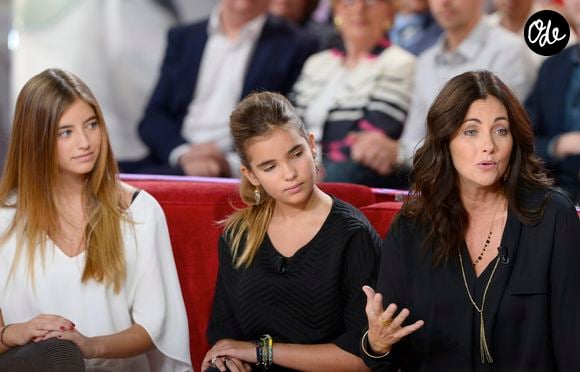 Avec la franchise qui caractérise souvent les relations familiales, elles n’hésitent pas à lui donner leur avis

Cristiana Reali avec ses filles Elisa Huster et Toscane Huster - Enregistrement de l' émission "Vivement Dimanche" à Paris le 24 septembre 2014. L'émission sera diffusée le 28 Septembre. COADIC GUIREC / BESTIMAGE