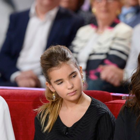 Avec la franchise qui caractérise souvent les relations familiales, elles n’hésitent pas à lui donner leur avis

Cristiana Reali avec ses filles Elisa Huster et Toscane Huster - Enregistrement de l' émission "Vivement Dimanche" à Paris le 24 septembre 2014. L'émission sera diffusée le 28 Septembre. COADIC GUIREC / BESTIMAGE