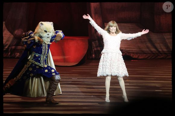 La musicienne a reçu l'aide de l'un de ses illustres confrères qui lui a fait une proposition

Exclusif - Spectacle de Chantal Goya "50 ans d'amour" au palais des Congrès à Paris le 25 mai 2025.
© Alain Guizard / Bestimage