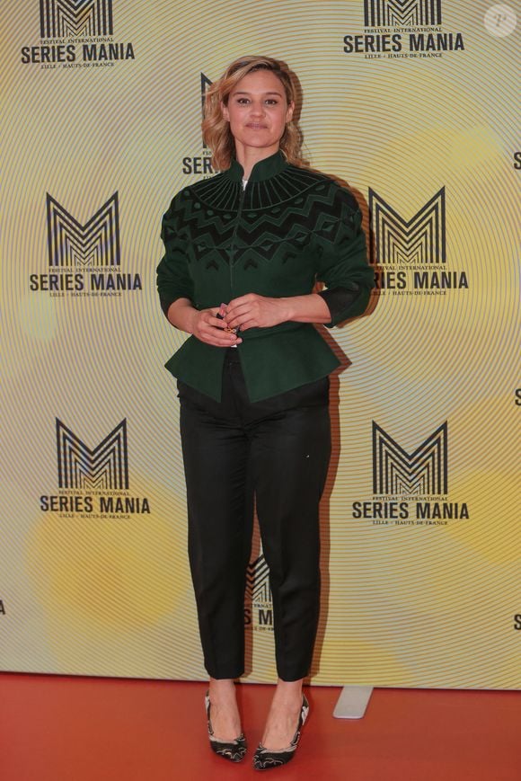 A noter que cette actrice, vous l'avez surement déjà vue dans "HPI"

Marie Denarnaud - Avant-première "Les papillons Noirs" dans le cadre du festival Séries Mania à Lille le 22 mars 2022. © Stéphane Vansteenkiste/Bestimage