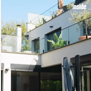 Quelques mois plus tard, en octobre, celle qui a eu avec lui deux enfants, à savoir Lou et Tom, dévoilait en exclusivité à "50' Inside" la nouvelle maison qu'elle avait achetée avec son défunt mari et dans laquelle il n'a pas pu vivre puisque l'emménagement avait eu lieu au mois de juin. 

Nathalie Marquay et sa maison des Hauts-de-Seine, "50'Inside".