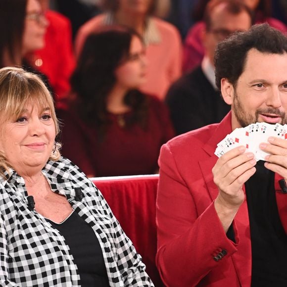 Michele Bernier évoquera peut-être son rôle récent de présidente du jury de Miss France 2026. Eric Antoine vient compléter ce casting. 

Michèle Bernier et Hélene Segara - Enregistrement de l'émission Vivement dimanche au studio Rive gauche présentée par Michel Drucker le 12 novembre 2025 pour une diffusion sur France 3 le 21 décembre. 

© Guillaume Gaffiot/Bestimage