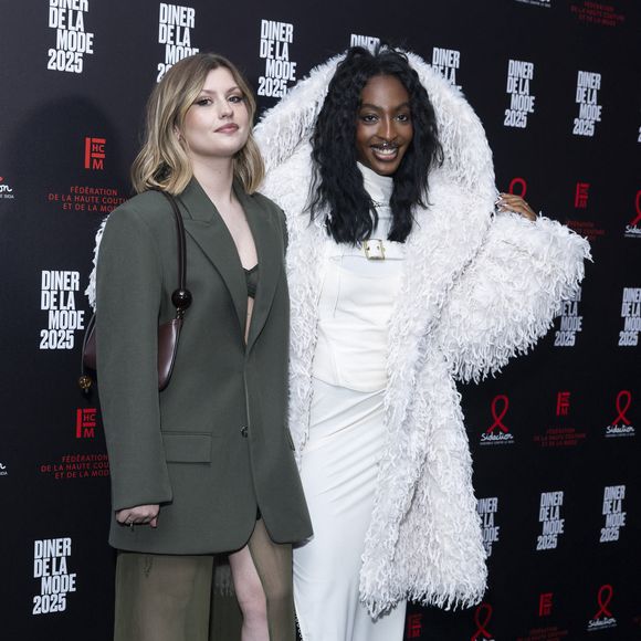 Marine et Ebony, les 2 finalistes de la "Star Academy" ont fait sensation au dîner de la mode
Marine Delplace et Ebony Cham au photocall du 22ème dîner de la mode pour le Sidaction à Paris 
© Olivier Borde / Bestimage