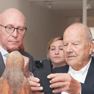 Exclusif - Stéphane Martin (ancien président du musée du quai Branly qui était président d’honneur du Parcours des Mondes l'an dernier), Marc Ladreit de Lacharrière (nouveau président d’honneur du Parcours des Mondes) - Inauguration de la visite du Parcours des Mondes édition 2024 à Paris le 10 septembre 2024. © Jack Tribeca / Bestimage
